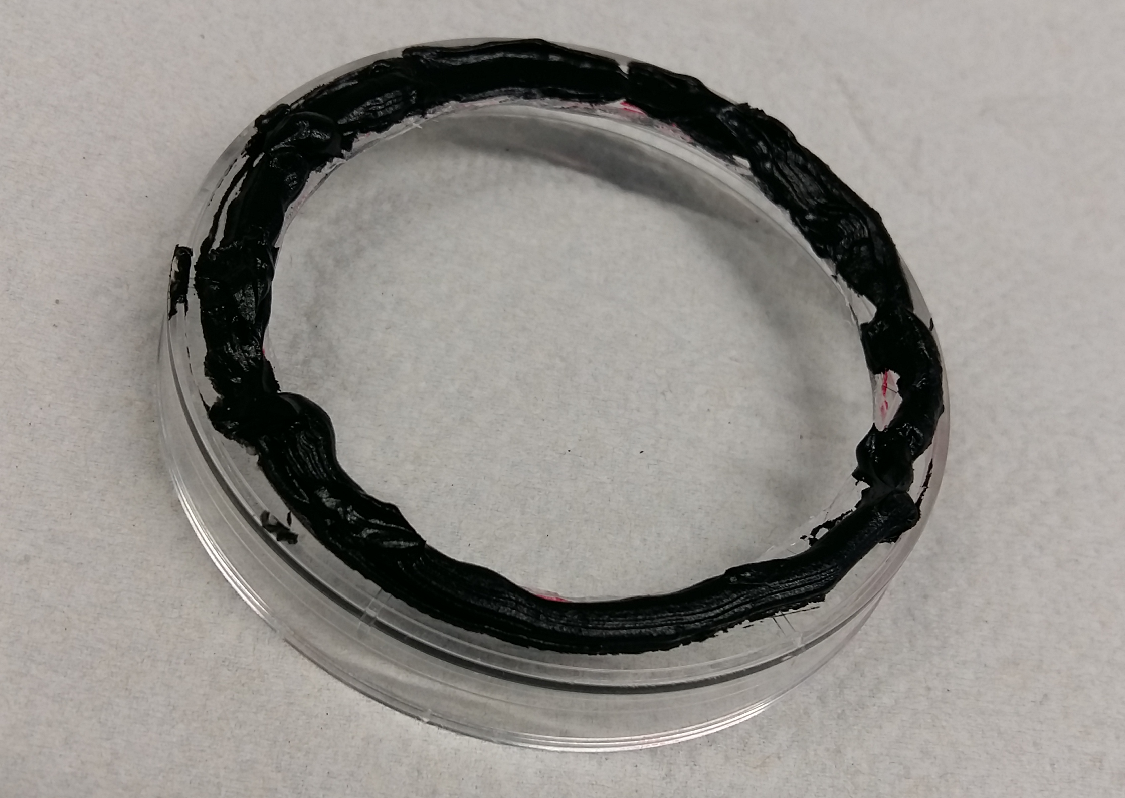 Ring of silicone on the underside of the smaller petri dish.